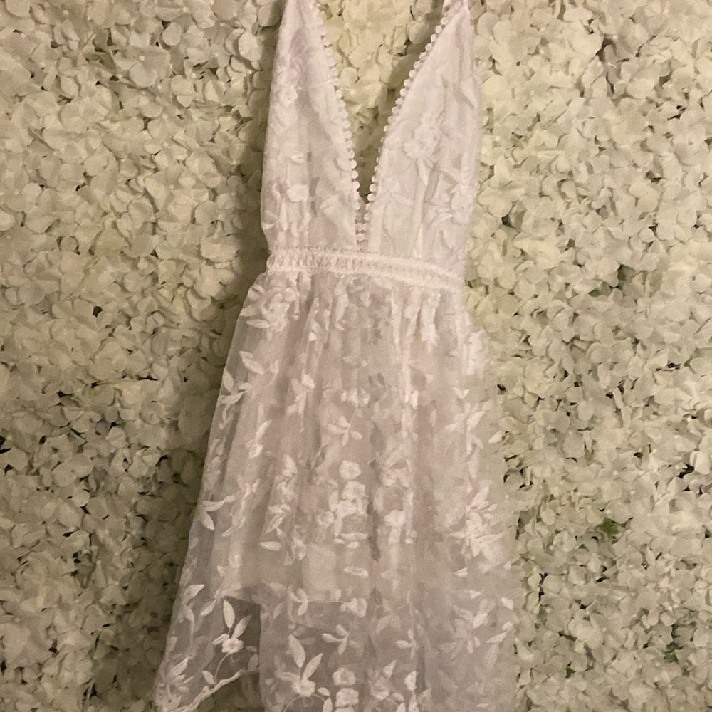 White lace sheer lining criss cross back midi dress size medium EUC WORN 1hr